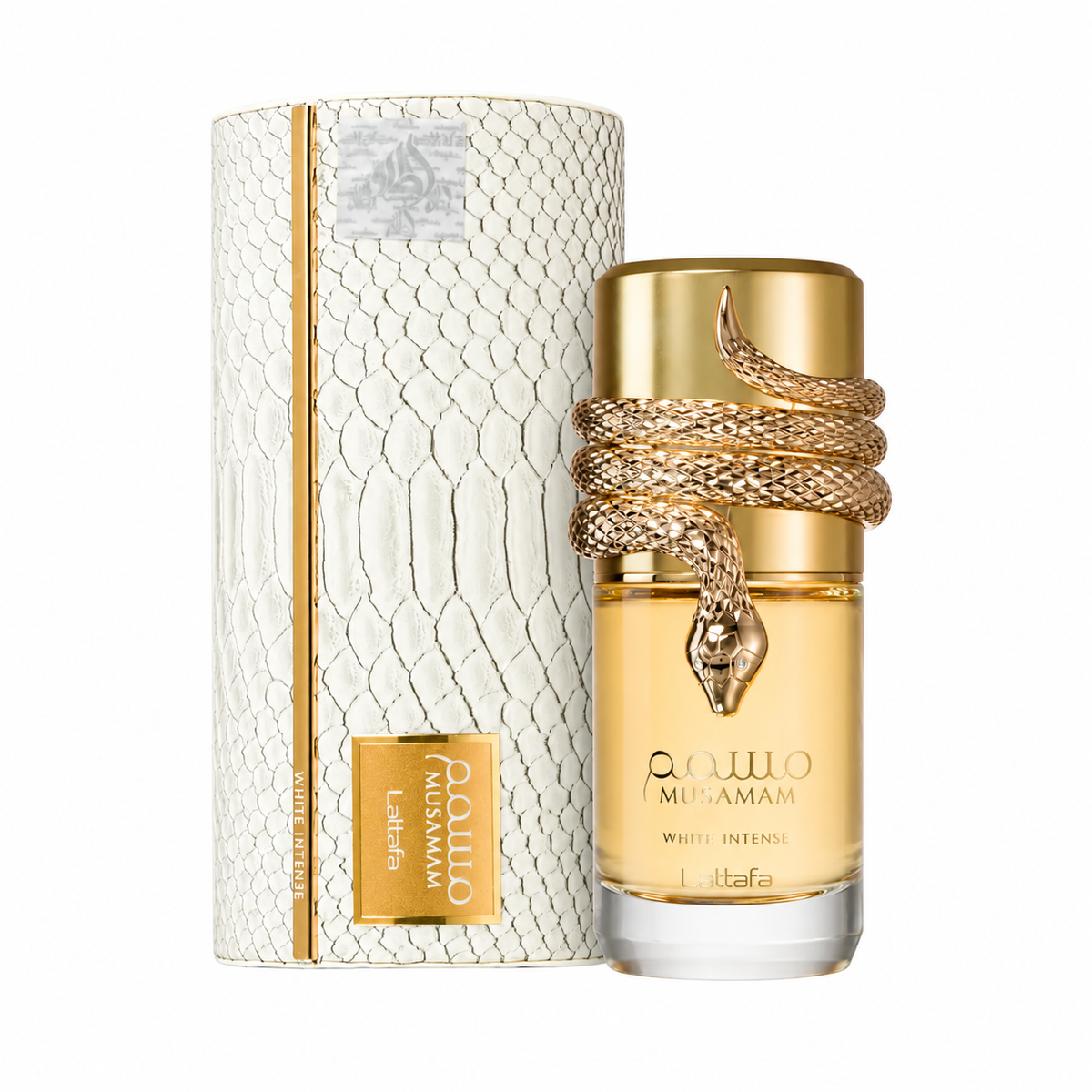 Perfume Musamam White Intense de Lattafa con frasco dorado, serpiente decorativa y estuche cilíndrico blanco sobre fondo blanco.