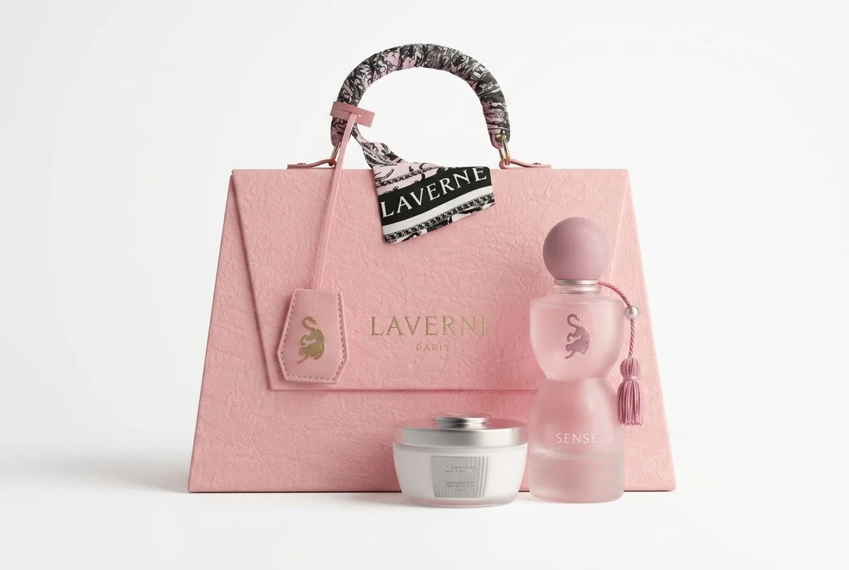 Set Sense de Georgina Rodríguez y Laverne con perfume femenino, bolso y polvos. Fragancia con notas de grosellas negras, jazmín y almizcle.