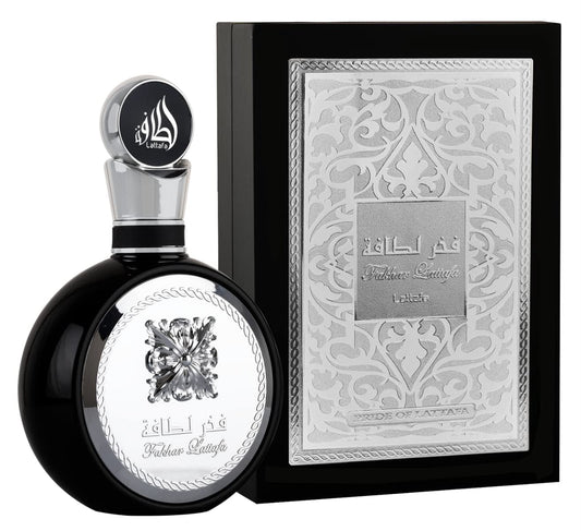 Perfume Fakhar Black de Lattafa para hombre con notas de manzana, bergamota, jengibre, lavanda, cedro y haba tonka.
