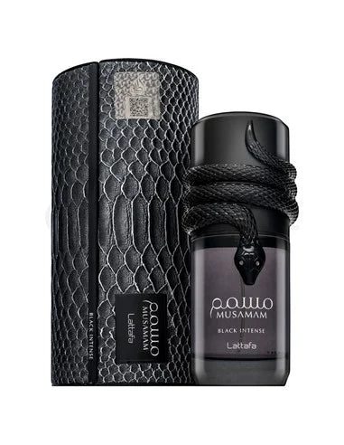 Perfume Musamam Black Intense de Lattafa para hombre con notas de lavanda, nuez moscada, bergamota, cedro, haba tonka y pachulí.