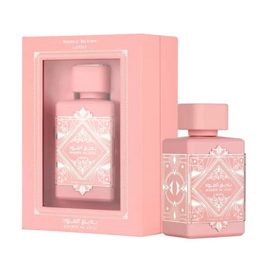 Perfume Noble Blush de Lattafa para mujer con notas de leche de rosas, merengue, almendra, vainilla, almizcle y sándalo.