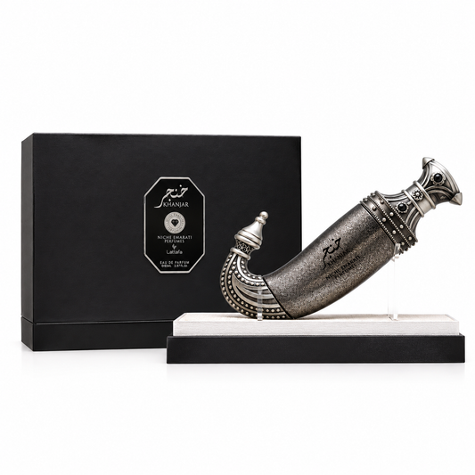 Perfume Khanjar de Niche Emarati by Lattafa 85 ml, frasco metálico plateado con forma de daga árabe, presentado con su caja negra original.