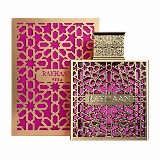 Perfume Rayhaan Kiss con frasco magenta de celosía dorada y caja original con motivos geométricos sobre fondo blanco.